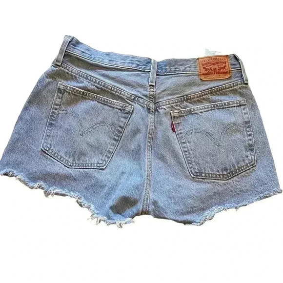 WOMEN’S LEVI’S 501 CUTOFF BUTTON FLY SHORTS WITH RAW HEM•LIGHT WASH•SIZE W30• - Picture 2 of 6